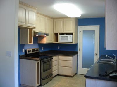 Kitchen Painting Idea: Cobalt Blue Color on the Walls