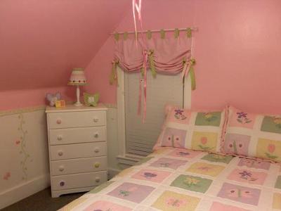 Pink color scheme in my daughter's bedroom