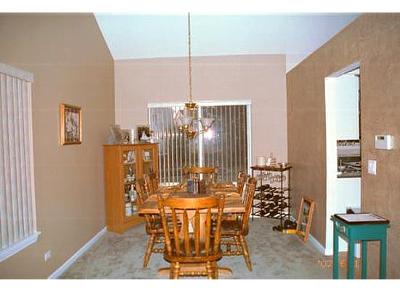Different colors on dining room walls
