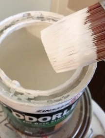 Create a tight air seal around the lid of a paint can
