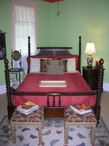 Bedroom with green walls, pink trim and fuchsia ceiling