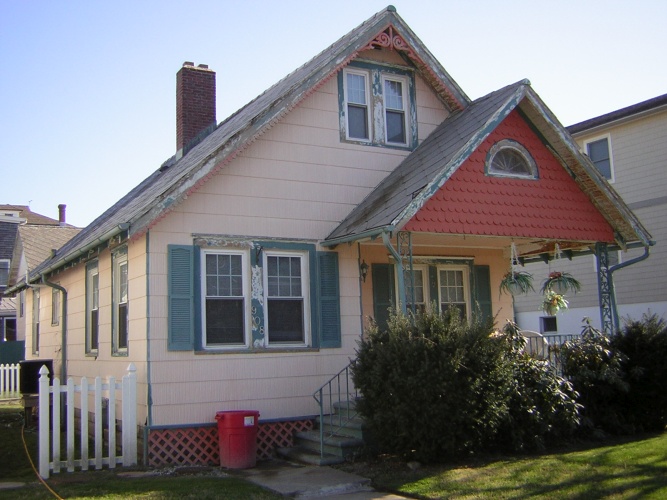 Before: peeling paint on Victorian cottage