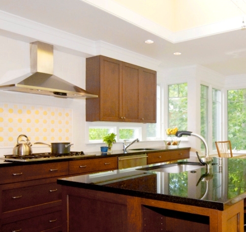 Modern, minimalistic kitchen painted white