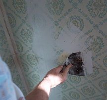 Spackling wallpaper before painting