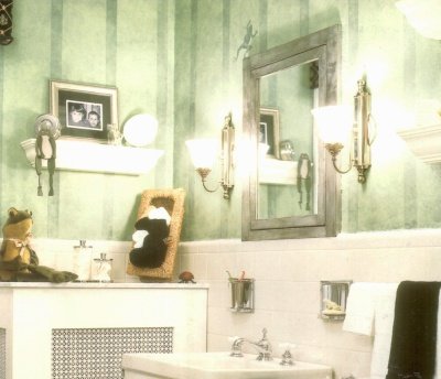 Sponged off walls stripes in a bathroom, in shades of green