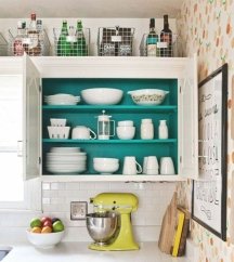Backs of kitchen cabinets can be painted in different colors